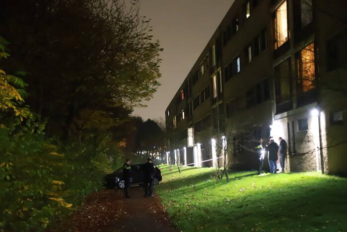 Persoon zwaargewond na val uit raam