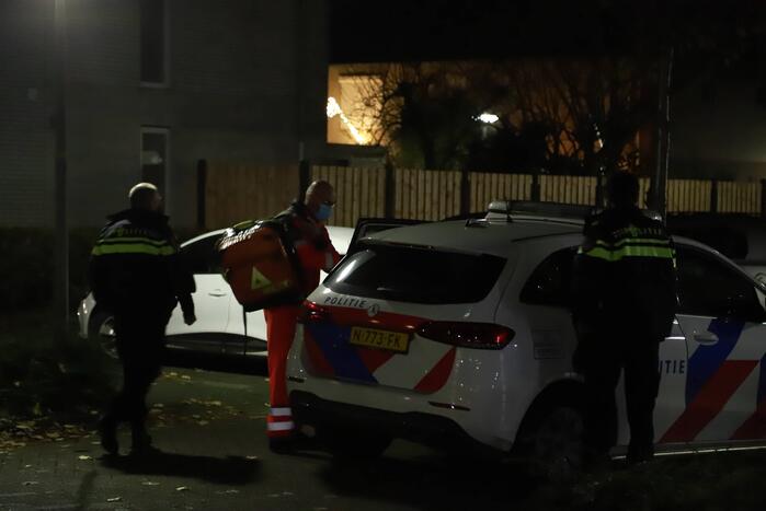 Persoon zwaargewond na val uit raam