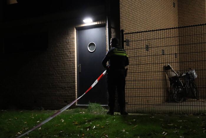 Persoon zwaargewond na val uit raam