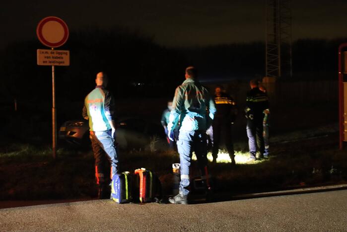 Bestuurster belandt in sloot met auto