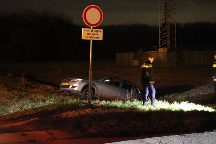 Bestuurster belandt in sloot met auto