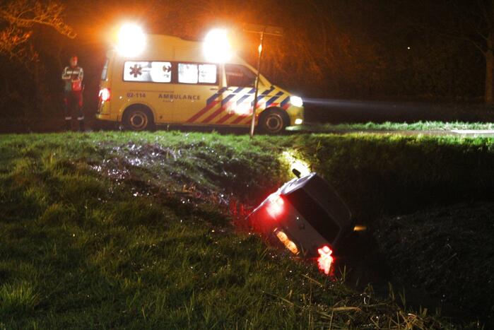 Automobilist raakt met auto van de weg en belandt in sloot