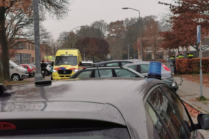 Fietser raakt gewond bij botsing met personenauto