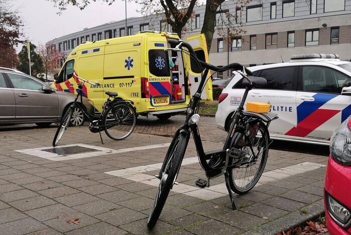 Fietser raakt gewond bij botsing met personenauto