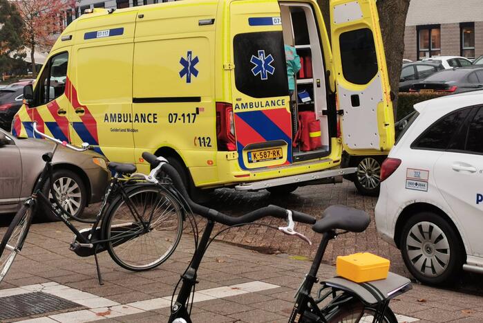 Fietser raakt gewond bij botsing met personenauto