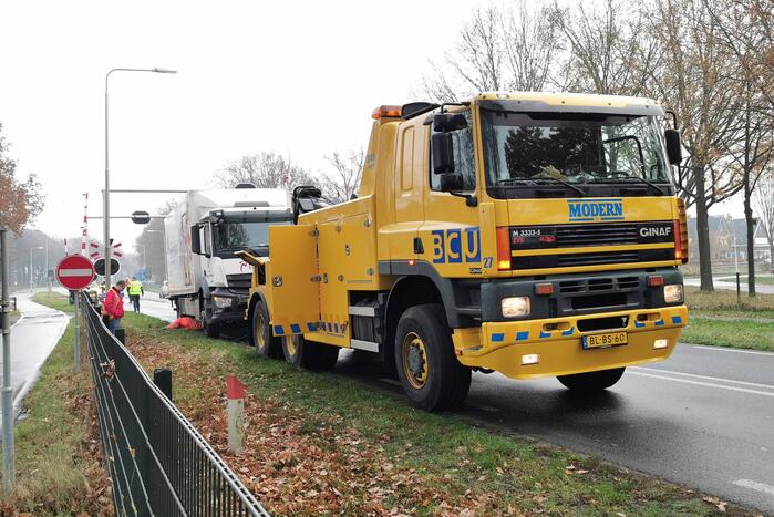 Vrachtwagen blokkeert weg bij spoorwegovergang