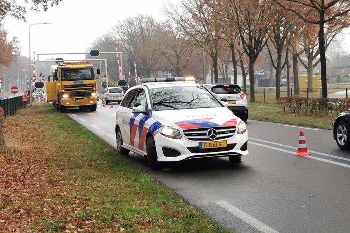 Vrachtwagen blokkeert weg bij spoorwegovergang