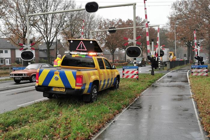 Vrachtwagen blokkeert weg bij spoorwegovergang