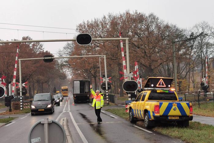 Vrachtwagen blokkeert weg bij spoorwegovergang
