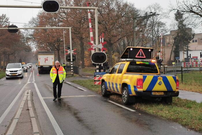Vrachtwagen blokkeert weg bij spoorwegovergang