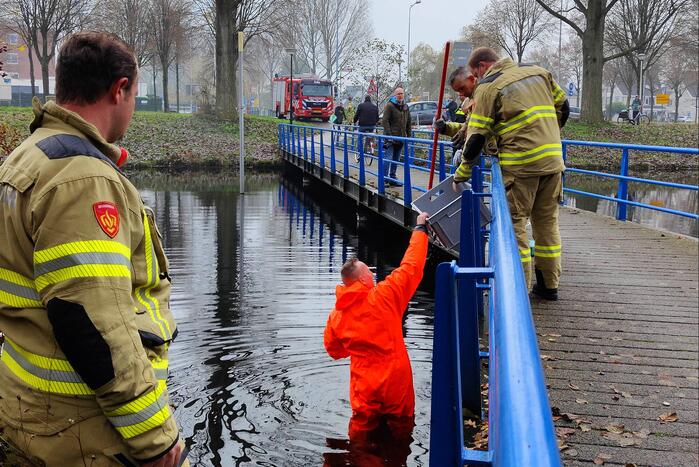 Verdachten voorwerpen uit het water gehaald