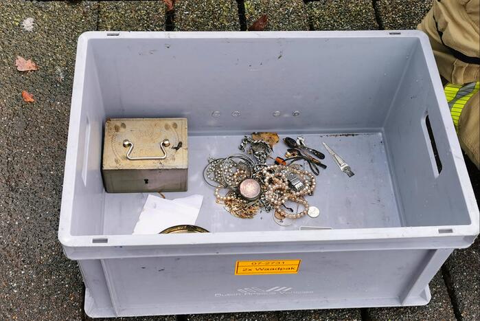 Verdachten voorwerpen uit het water gehaald