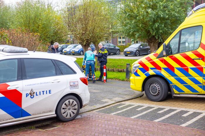 Fietsster gewond bij botsing tegen paal