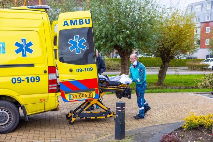 Fietsster gewond bij botsing tegen paal