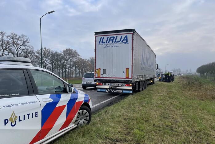 Vrachtwagen botst op auto