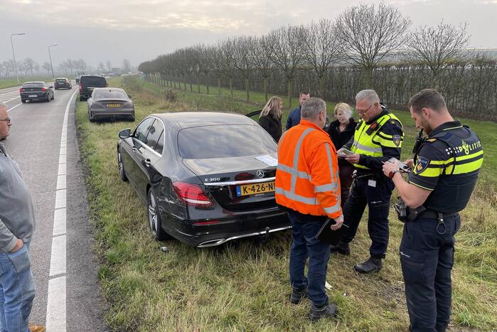 Vrachtwagen botst op auto