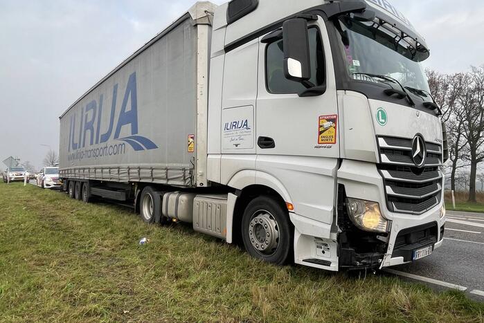 Vrachtwagen botst op auto