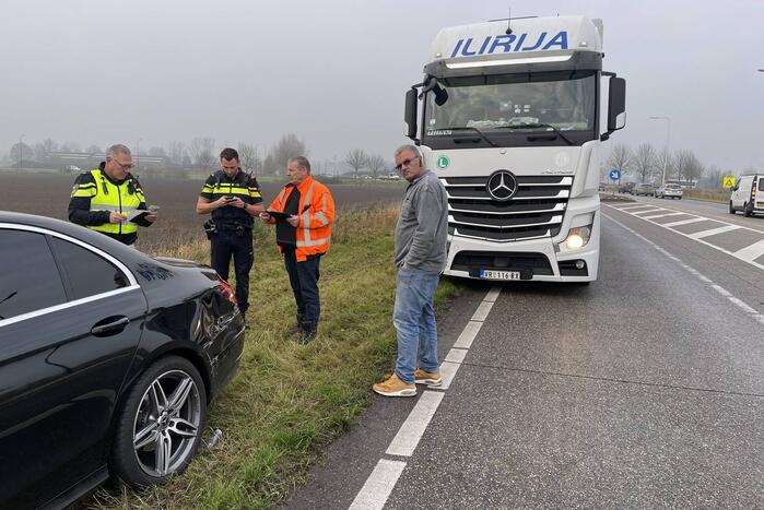 Vrachtwagen botst op auto