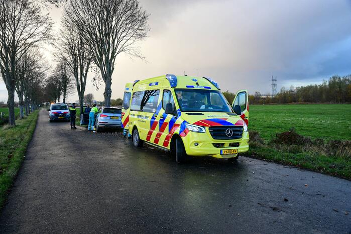 Automobilist botst met voertuig op boom