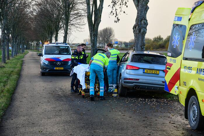 Automobilist botst met voertuig op boom