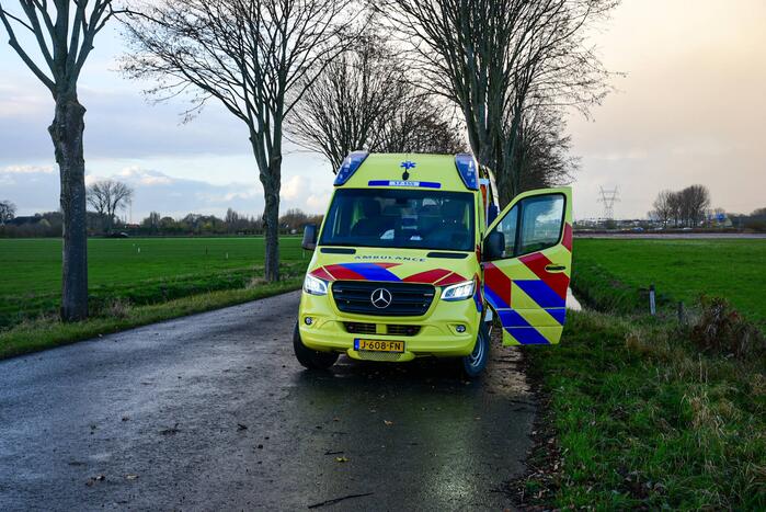 Automobilist botst met voertuig op boom