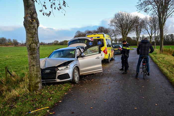 Automobilist botst met voertuig op boom