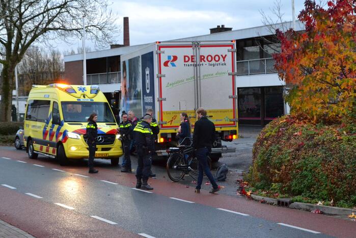 Fietser en vrachtwagen komen met elkaar in botsing