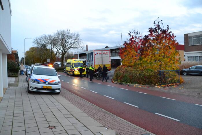 Fietser en vrachtwagen komen met elkaar in botsing