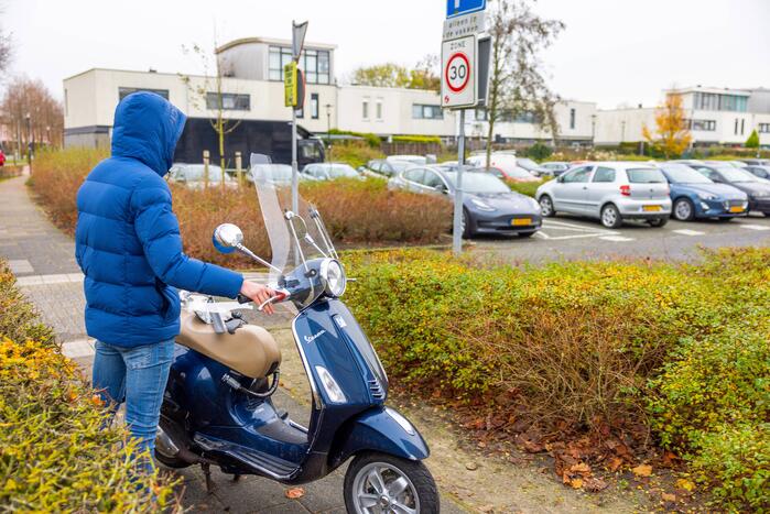 Scooterrijder botst in flank van auto bij inrit Winkelcentrum Emiclaer