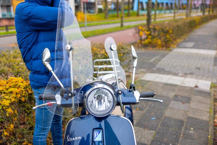 Scooterrijder botst in flank van auto bij inrit Winkelcentrum Emiclaer