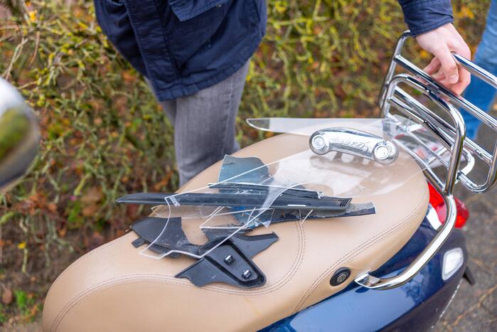 Scooterrijder botst in flank van auto bij inrit Winkelcentrum Emiclaer