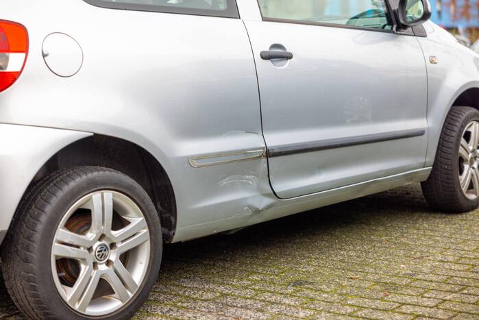 Scooterrijder botst in flank van auto bij inrit Winkelcentrum Emiclaer