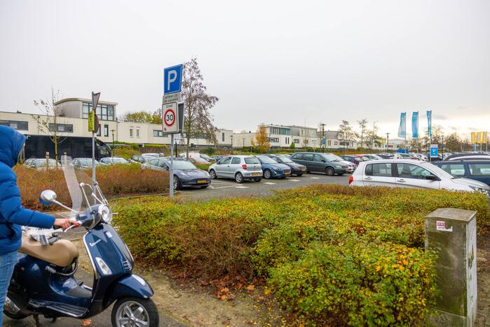 Scooterrijder botst in flank van auto bij inrit Winkelcentrum Emiclaer