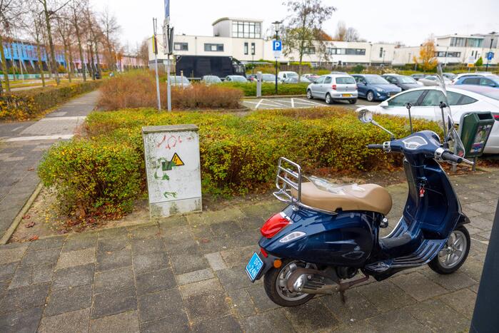 Scooterrijder botst in flank van auto bij inrit Winkelcentrum Emiclaer