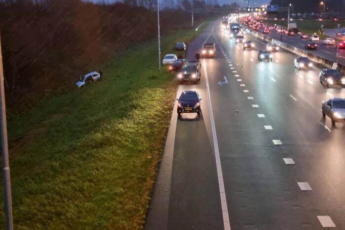 Auto belandt in sloot naast snelweg
