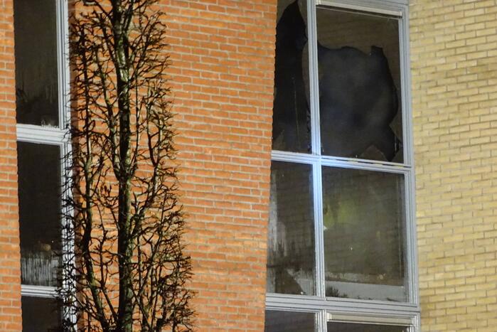 Woningen ontruimd na hevige brand in trappenhuis