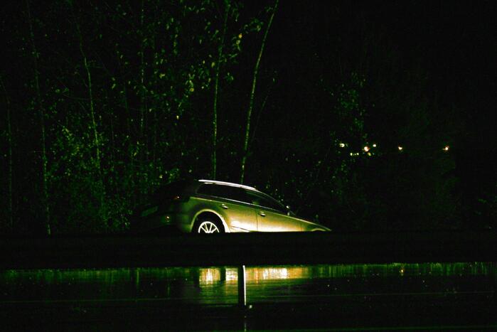 Auto belandt in berm naast snelweg