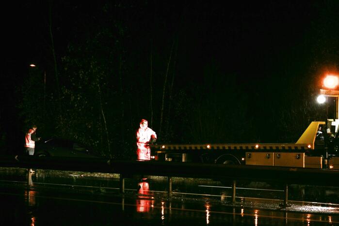 Auto belandt in berm naast snelweg