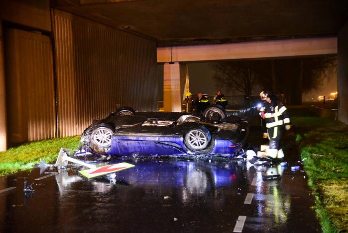 Automobilist verliest controle over stuur en maakt val van 17 meter met auto