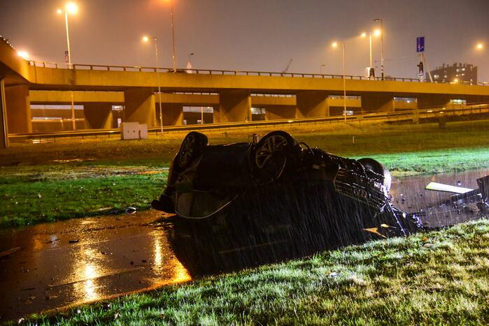 Automobilist verliest controle over stuur en maakt val van 17 meter met auto