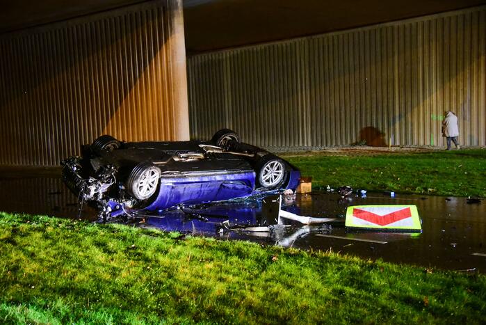 Automobilist verliest controle over stuur en maakt val van 17 meter met auto