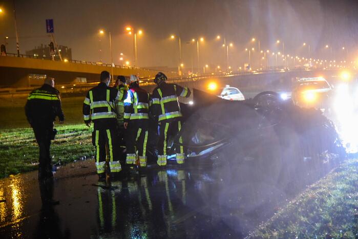 Automobilist verliest controle over stuur en maakt val van 17 meter met auto