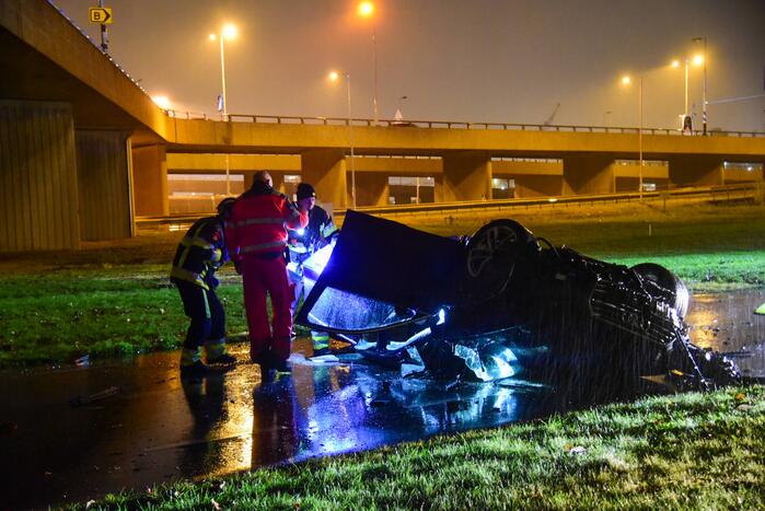 Automobilist verliest controle over stuur en maakt val van 17 meter met auto