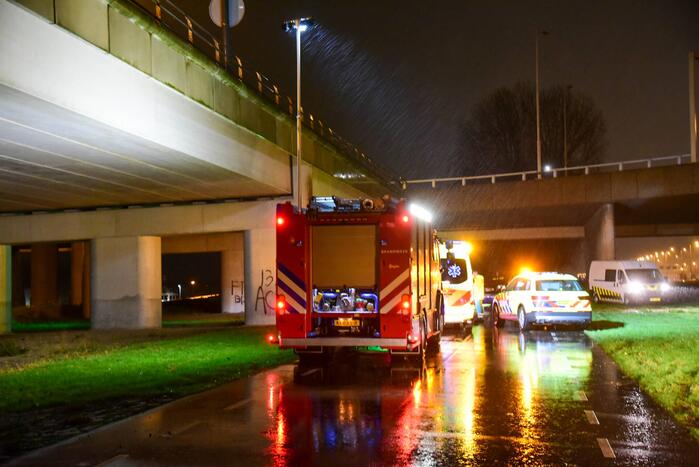 Automobilist verliest controle over stuur en maakt val van 17 meter met auto