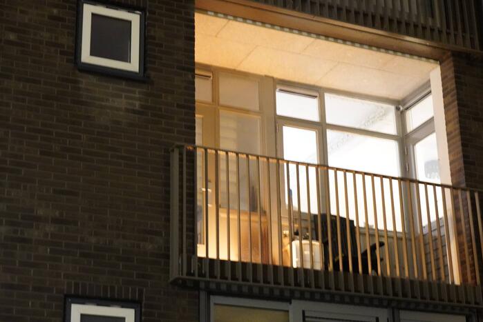 Brandweer blust brand op balkon