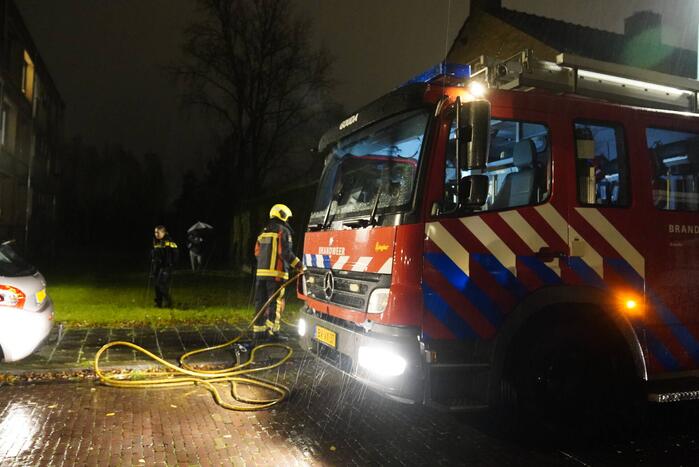 Brandweer blust brand op balkon