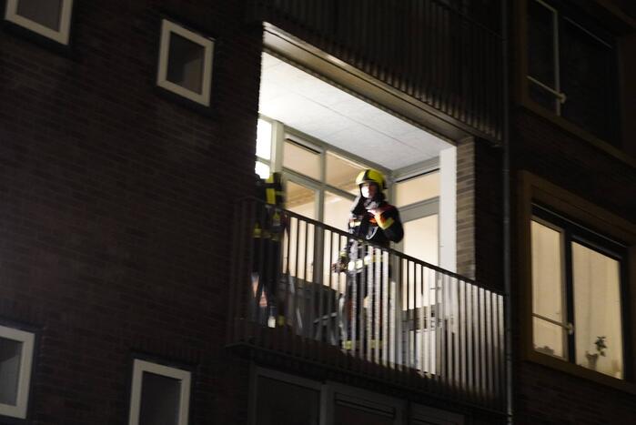 Brandweer blust brand op balkon