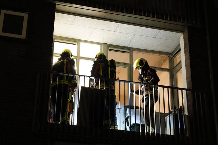 Brandweer blust brand op balkon