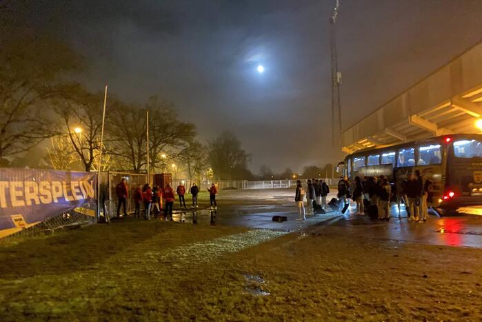 Supporters verwelkomen Cambuurspelers na winst