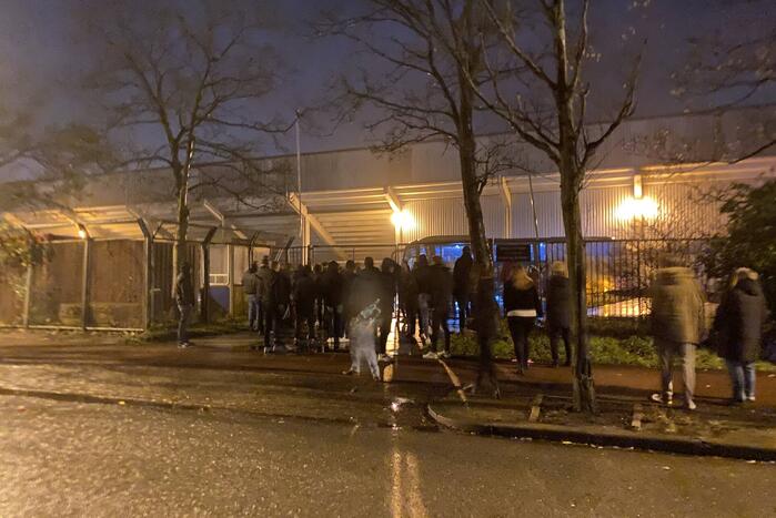 Supporters verwelkomen Cambuurspelers na winst